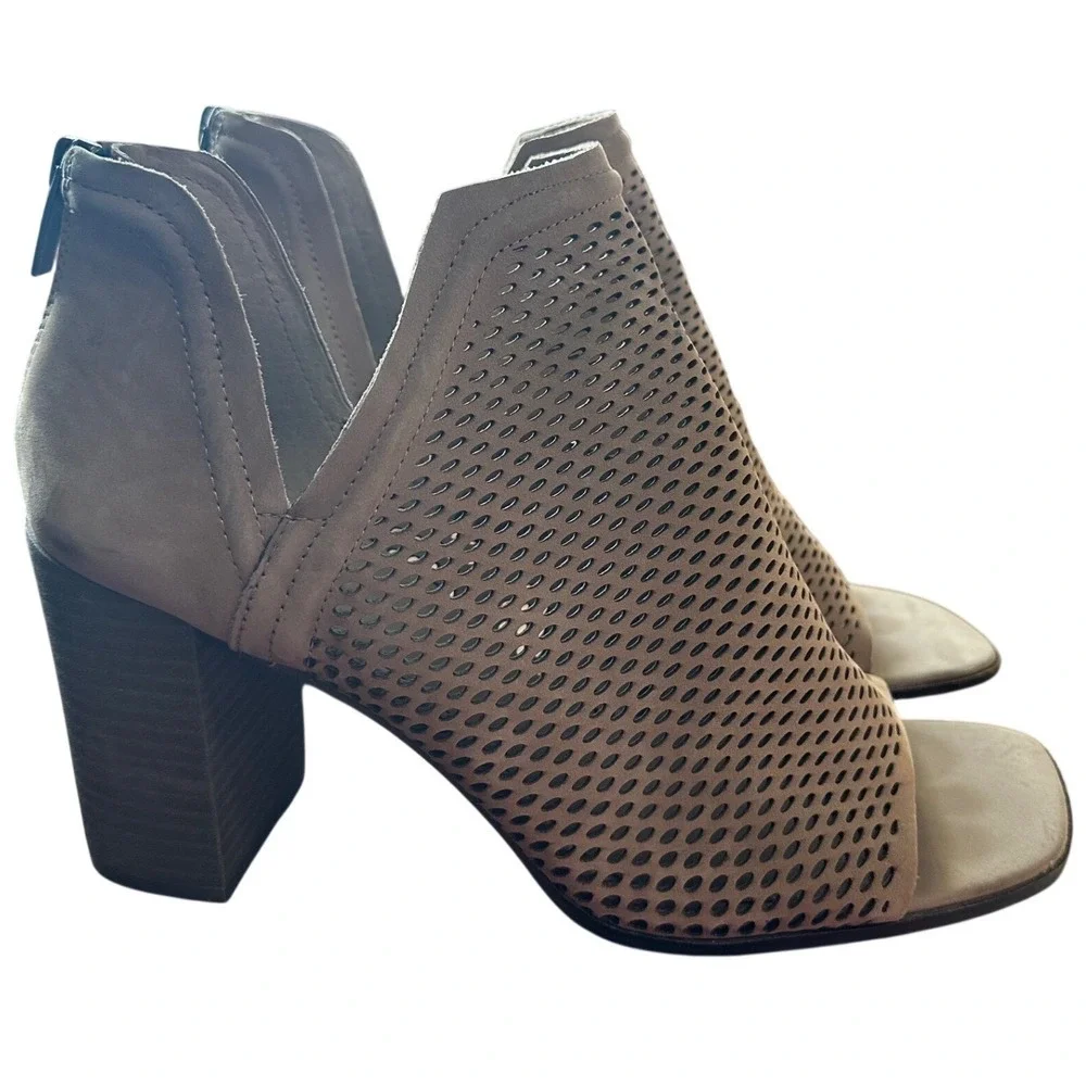 Vince‎ Camuto Katnina Perforated Peep Toe Booties Block Heel Taupe Size 11M